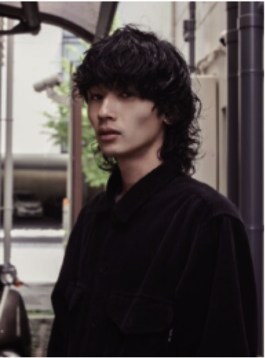 ブラックコーデの男性