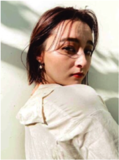 ショートヘアの女性